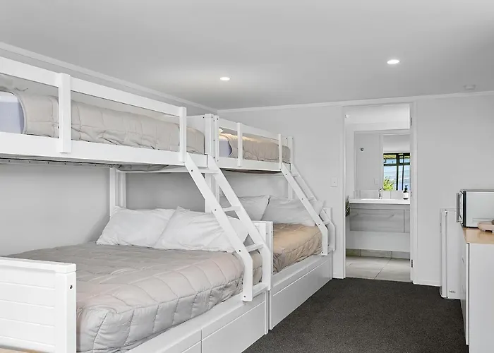 Acacia Bay Bach - Views, Spa & Serenity - Taupo