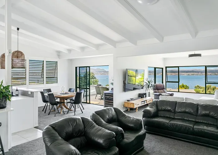 Acacia Bay Bach - Views, Spa & Serenity - Taupo